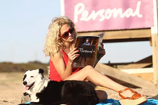 Leonora Balcarce aprovechó para descansar en el parador de Personal en Punta del Este (qué lindo el perrito pirata!)