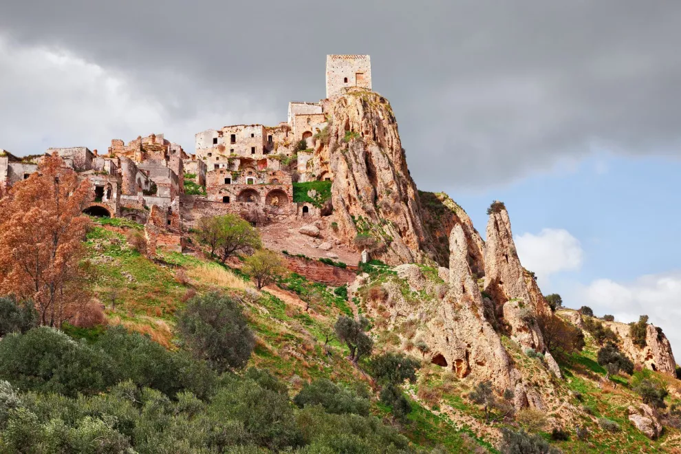 Casas construidas dentro de cuevas que fueron habitadas hasta mediados del siglo pasado en la antigua ciudad de Matera.