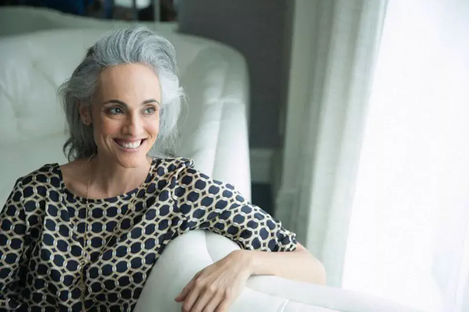 Las canas se producen por la pérdida de pigmentación del cabello (melanina)