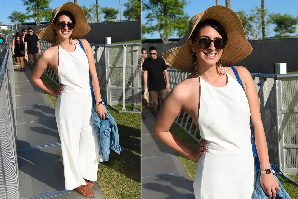 ¿Por qué no? Una mujer con mono blanco y accesorios en colores neutros. ¡Difícil salir tan impoluta después de pasar por Coachella!