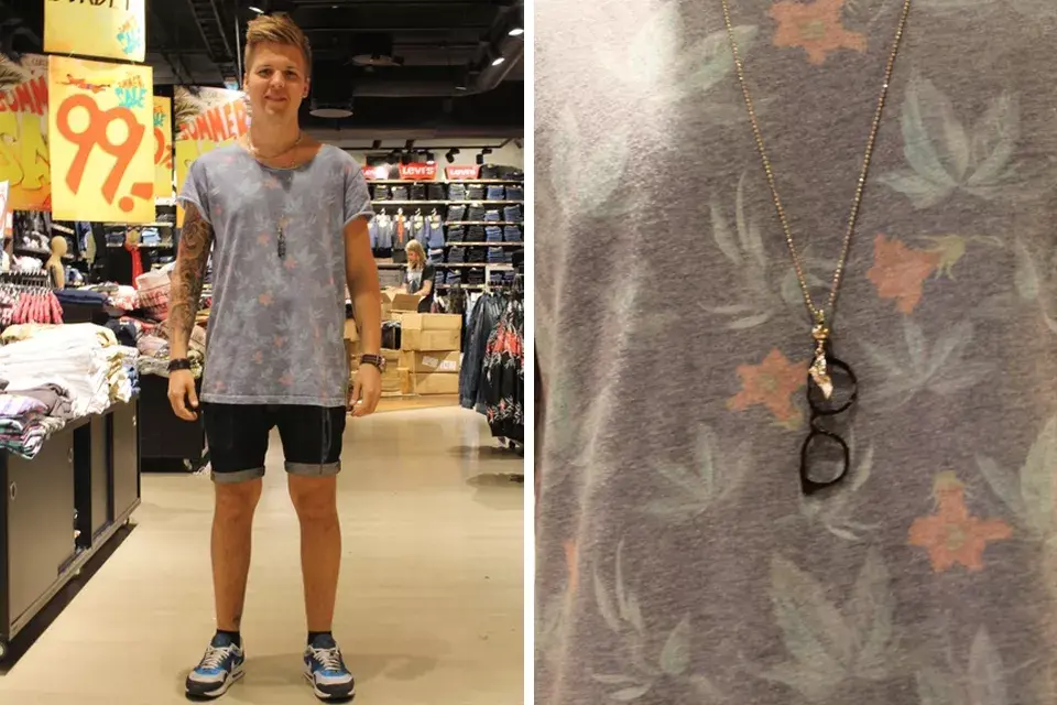 Un look muy jugado para hombres: remera con estampado de flores, bermudas ajustadas y un collar bien hipster