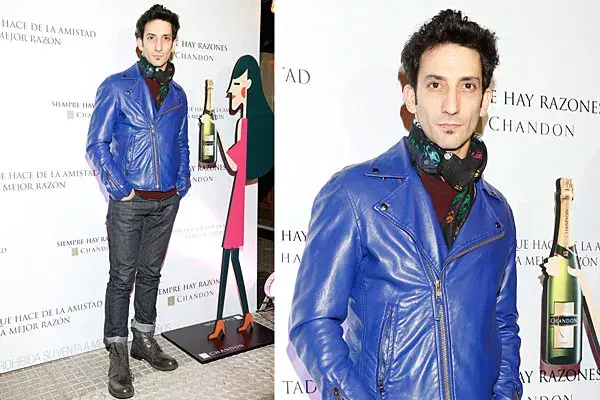 ¿Qué tal el estilo de Juan Minujín? Muy canchero, con una campera de cuero azul, jeans y pañuelo
