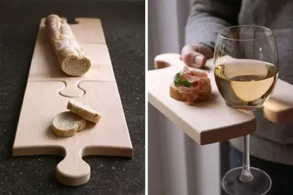 Tablas de madera en forma de pieza de rompecabezas y que se encastran entre sí, ideal para picadas