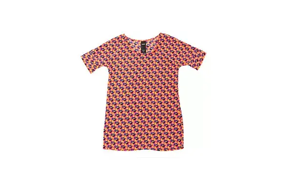 Remera con trama geométrica (Complot, $199)