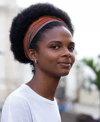 Accesorio típico de las chicas con afro: pañuelo anudado. Fotos de Anahí Bangueses Tomsig en Bahía.