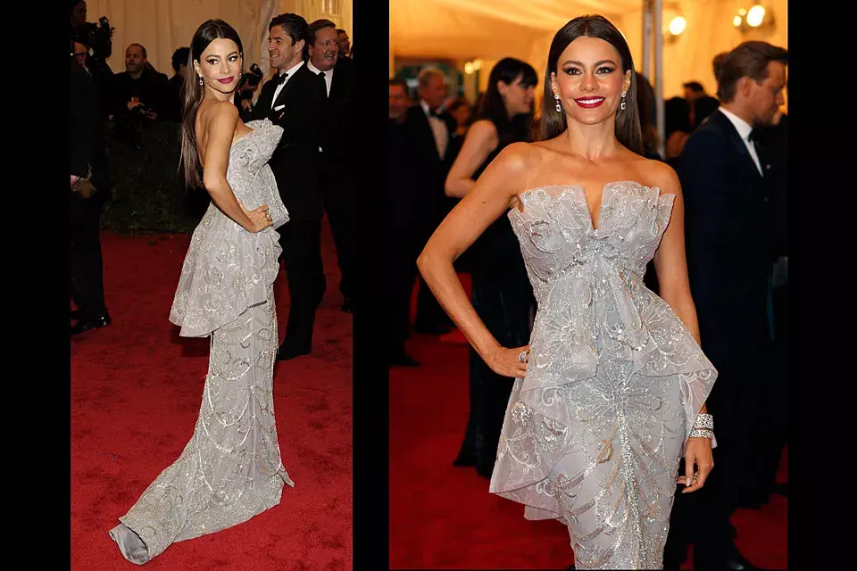 Sofía Vergara prefirió un strapless de Marchesa color gris con bordados en plata y strapless con plisados que le daban volumen al vestido