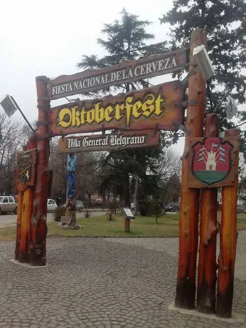 El día comenzó gris en la capital argentina de la Fiesta de la Cerveza.