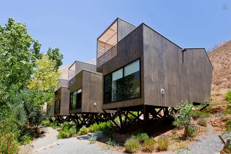 Opción 3: estos observatorios tienen increíbles vistas al valle de Elqui en Chile. ¡Y su deco minimalista es lo más!