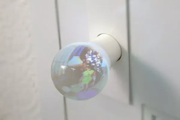 Un picaporte indiscreto que permite ver lo que ocurre del otro lado de la puerta; ¿quién se anima?