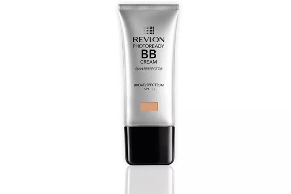 Revlon PhotoReady BB Cream ($130), con pigmentos fotocromáticos que reflejan y difuminan la luz para que la piel luzca radiante e impecable bajo cualquier tipo de luz