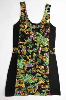 Estampado con laterales en negro que estilizan la figura (Tierra316 by Dafiti, $90)