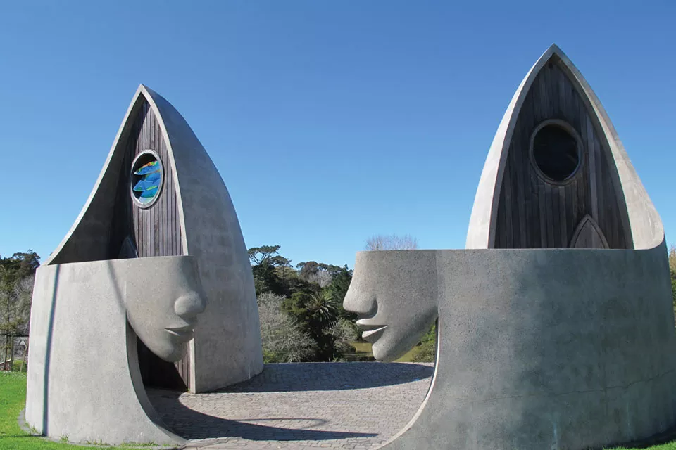 Estas esculturas son en realidad baños públicos en Matakana