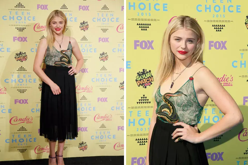 Chloë Grace Moretz atravesó la red carpet con un diseño de Gucci: falda negra plisada y top con un dragón bordado. ¿Qué te parece?