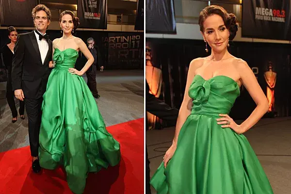 Natalia Oreiro decidió abrir la transmisión con un imponente vestido de Oscar de la Renta en verde esmeralda con falda voluminosa y con pliegues; elegante (aunque sin medias) Mike Amigorena eligió la firma Rochas