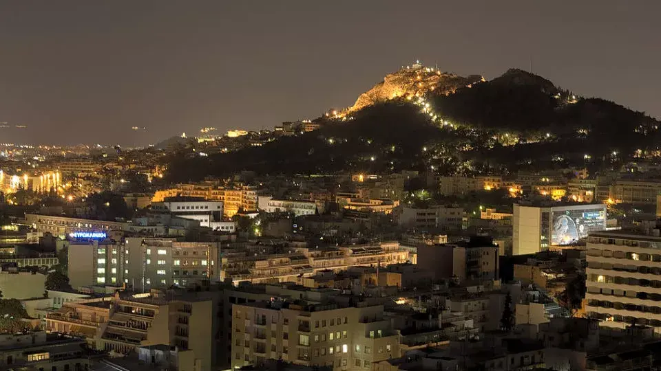 Vista nocturna de Atenas. Foto: Wikipedia