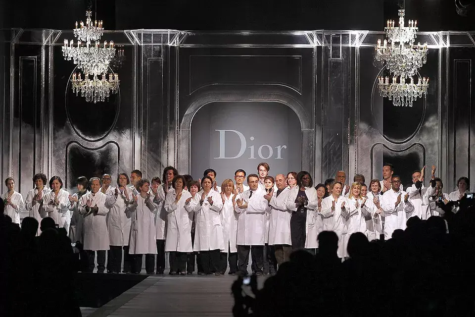 El cierre del desfile de Dior fue realizado por los empleados de la firma