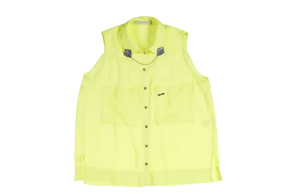 Camisa sin mangas con detalle en el cuello (Square, $718)