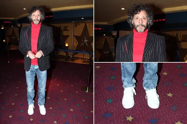 Fito Paez con un look algo ecléctico: blazer a rayas, polera colorada, jeans gastados y zapatillas blancas. ¿No será mucho?