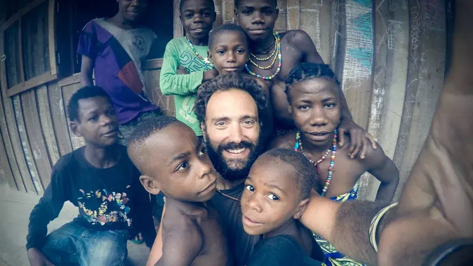 Una de las fotos preferidas de Nicolás: rodeado de “sus” pigmeos Bayaka en el medio de la selva ecuatorial de Africa central