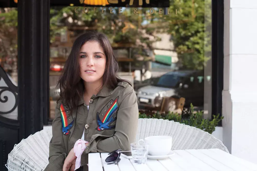 Chaqueta militar (Wanama,$2290), remera (Vero Alfie, $672), pañuelo (Levi’s, $190), gafas (Fleur, $2200).