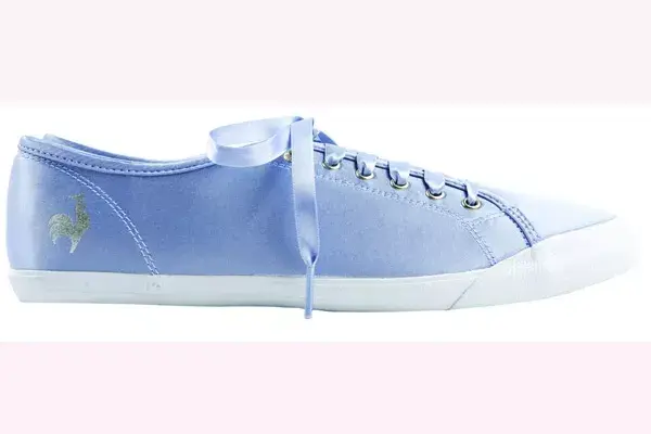 Con cordones de raso (Le coq sportif, $330)
