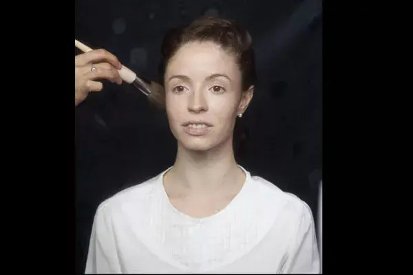 3.Devolvemos color a la cara Con un polvo compacto, tipo bronzer o tonalizador. Aplicándolo en pómulos ( sobre el hueso del pómulo) , mentón, frente ( cerca del nacimiento del pelo) y cuello