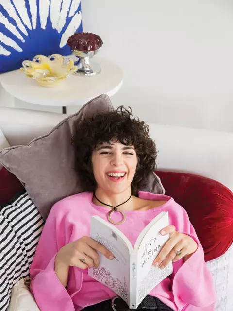 A Cala también le encanta leer: lo hace antes de dormir o en el sillón del living, donde hay buena luz.