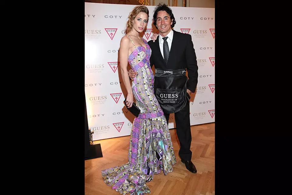 Ivana Sacani y Sebastián Estevanez estuvieron participaron también en la gala de Fundaleu; Ivana apostó a una vestido largo estampado en la gama de los violetas y grises