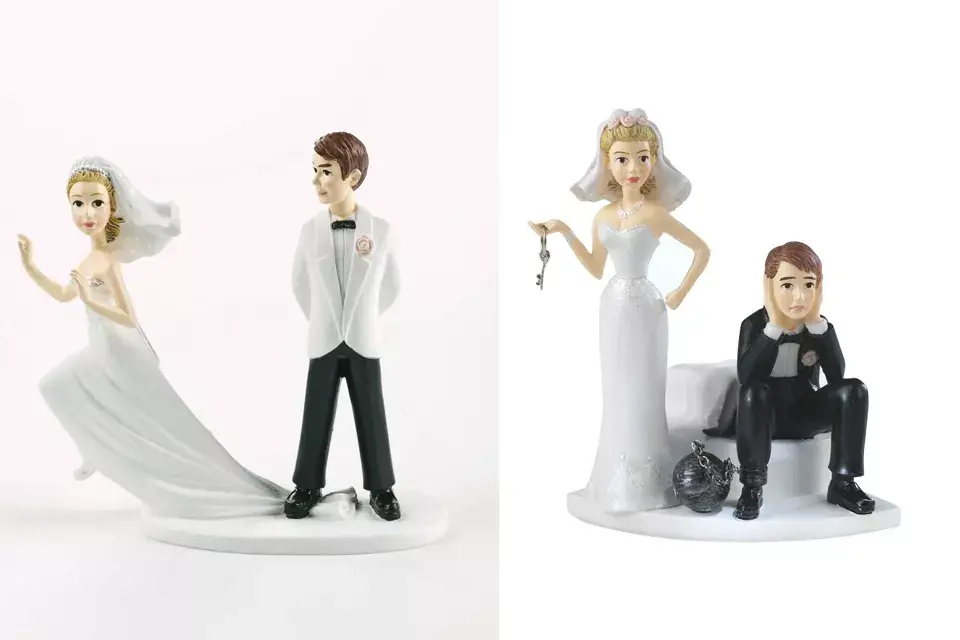 Dos adornos muy graciosos para la torta de bodas. ¿Novia fugitiva o novia esclavizante?