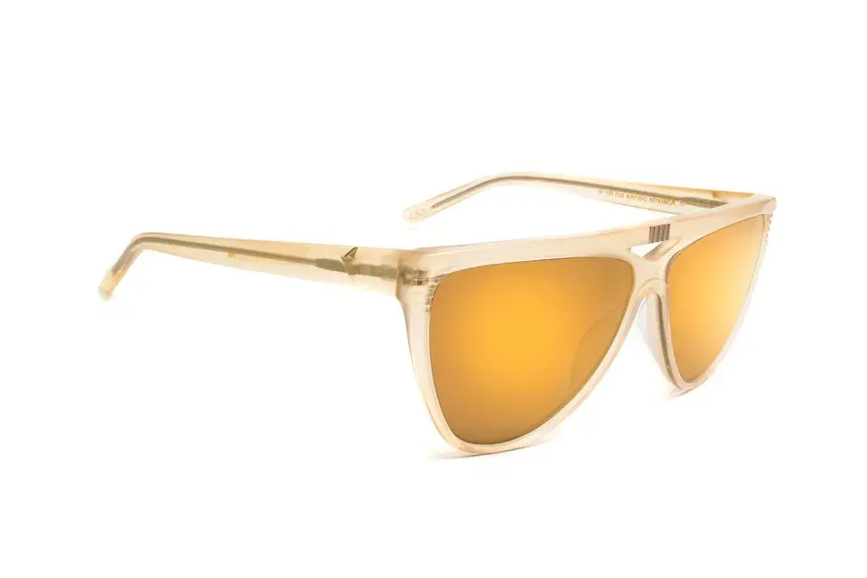 Si sos de las que se atreven a los looks más osados, entonces no te podés perder estos lentes de sol con marco transparente (Abusrda, $ 1340)