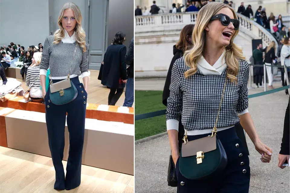 La modelo Poppy Delevingne, de pantalón azul, en un look lleno de detalles fashion. ¡Divina esa carterita!