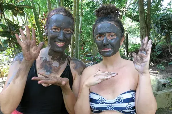 En el Valle Antón te podés hacer máscaras de barro y conocer en el zoo a la rana dorada