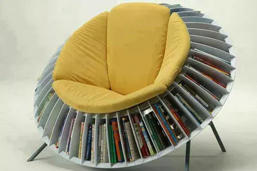 Para los amantes de la lectura, esta silla es ideal para elegir libros