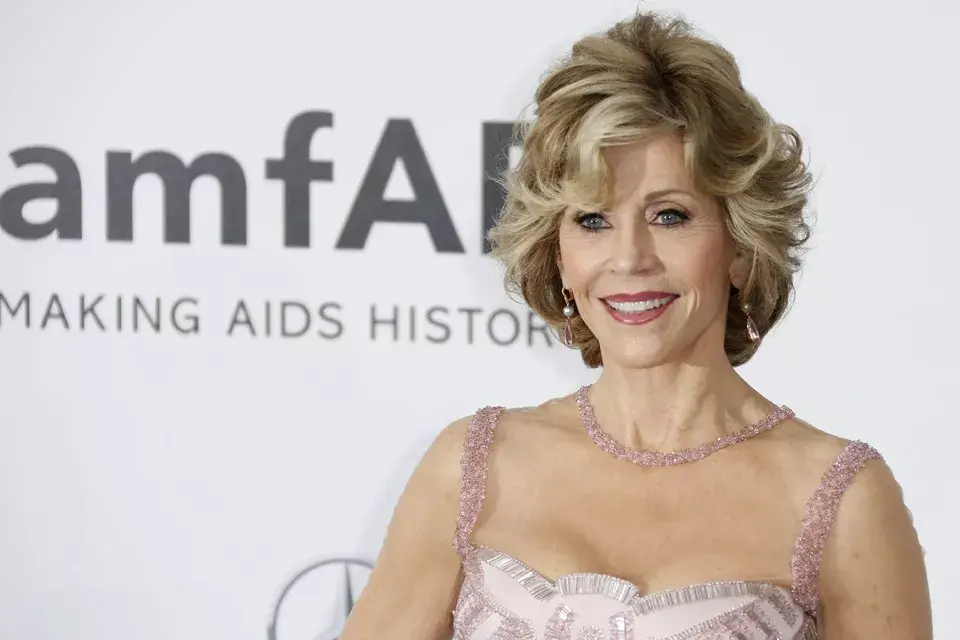 Jane Fonda, ¡otra que está impecable! Muy prolija y peinada acorde a su edad