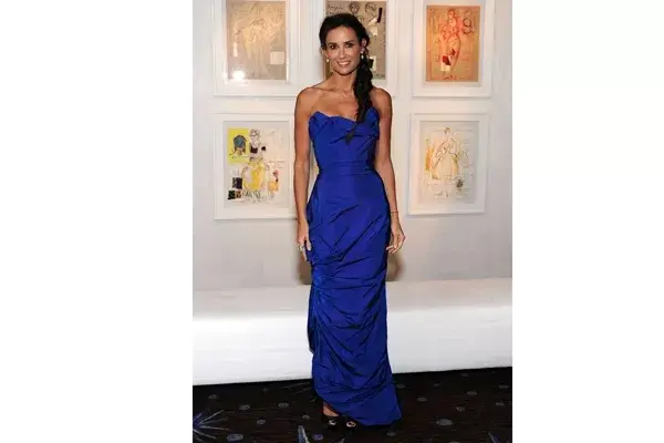 Demi Moore con vestido con escote y falda irregular