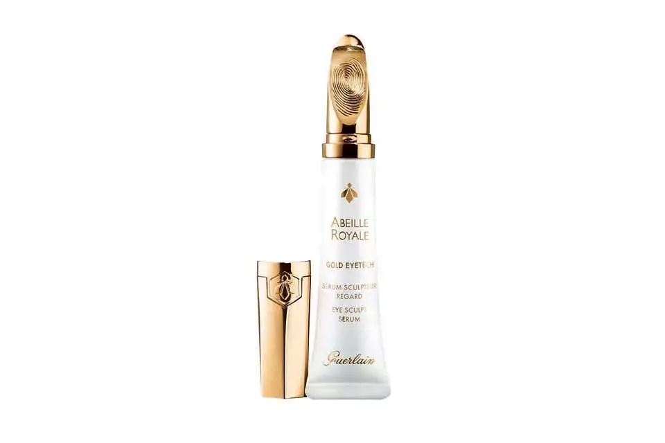 Abeille royale - gold eyetech ser, especialista en reparar arrugas y pérdida de firmeza.
Disminuye arrugas, líneas de expresión, bolsas, ojeras e incluso realza los párpados caídos (Guerlain, $1705)