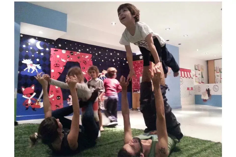 Los chicos descargan energías con los coordinadores
