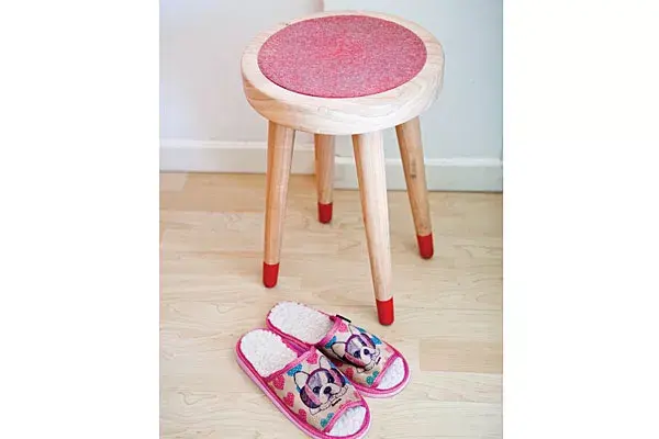 Pantuflas, muy kitch, con plantilla de corderito y estampa (Simones, $150)