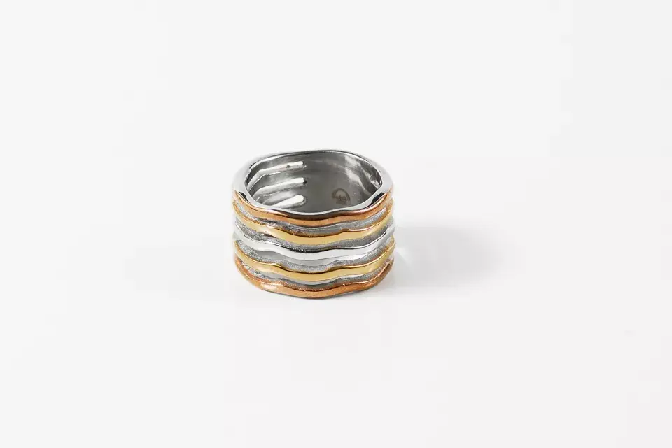 Anillo múltiple con distintos colores (Forever Jewels, $221)