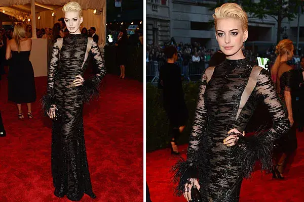 Anne Hathaway, ¡rubia!, eligió un vestido con transparencias de Valentino