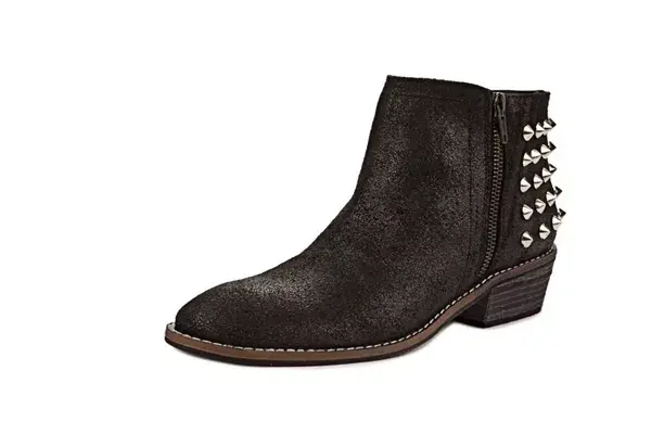 En estas botinetas el detalle de las tachas plateadas está en el talón. Cuestan $750 en Dafiti