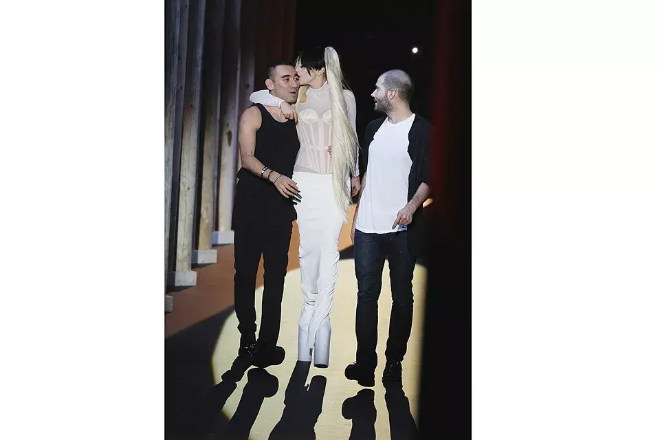 Lady Gaga sale a la pasarela junto con el diseñador Nicola Fornichetti y el director creativo Sebastien Teigne