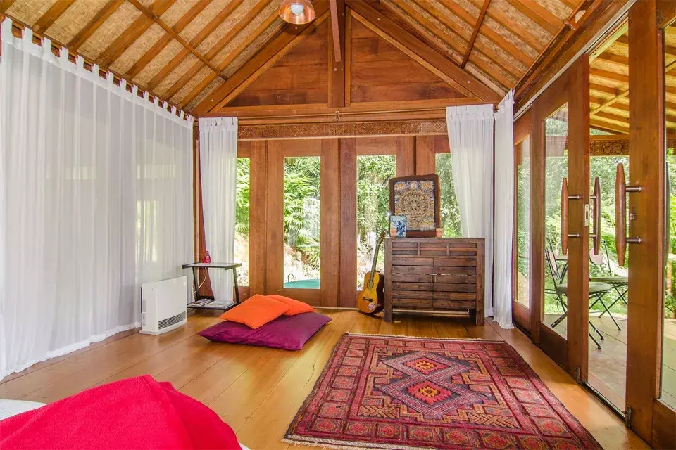 Opción2: una simpática cabaña en el bosque en Australia, con ambientes divididos por cortinas