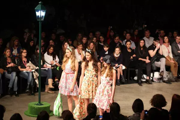 Con las gradas copadas por jóvenes y teens, Como quieres que te quiera presentó su propuesta