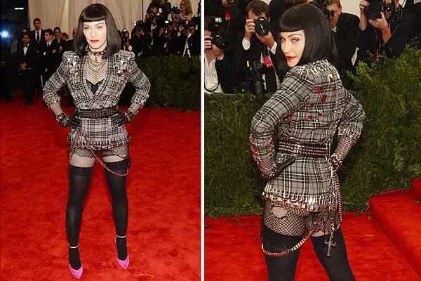 Madonna, bien punk, con un traje escocés de Givenchy, con tachas, cadenas, medias de red y tacos fucsia; ¿qué tal?