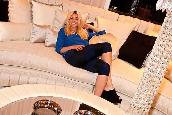 Calu Rivero, súper relajada en uno de los sillones de odo Casa Premium Place