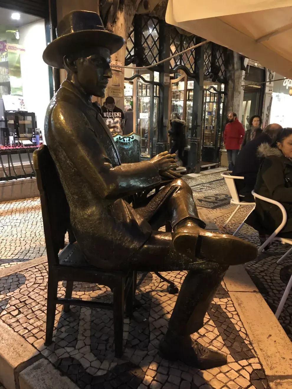 Con Pessoa, un café en A Brasileira