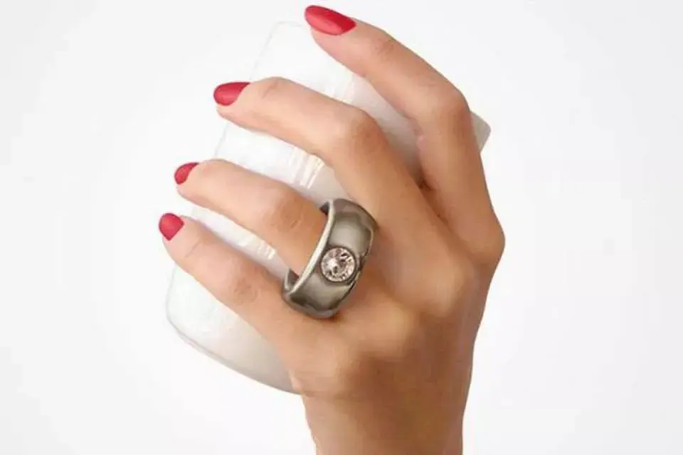 Para las más coquetas, una taza con anillo incluido