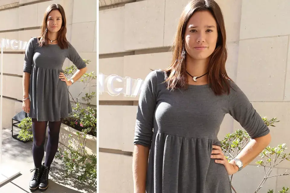 Vestido gris con corte princesa y borcegos para Manu Viale, un estilo bien tranqui e ideal para cualquier ocasión