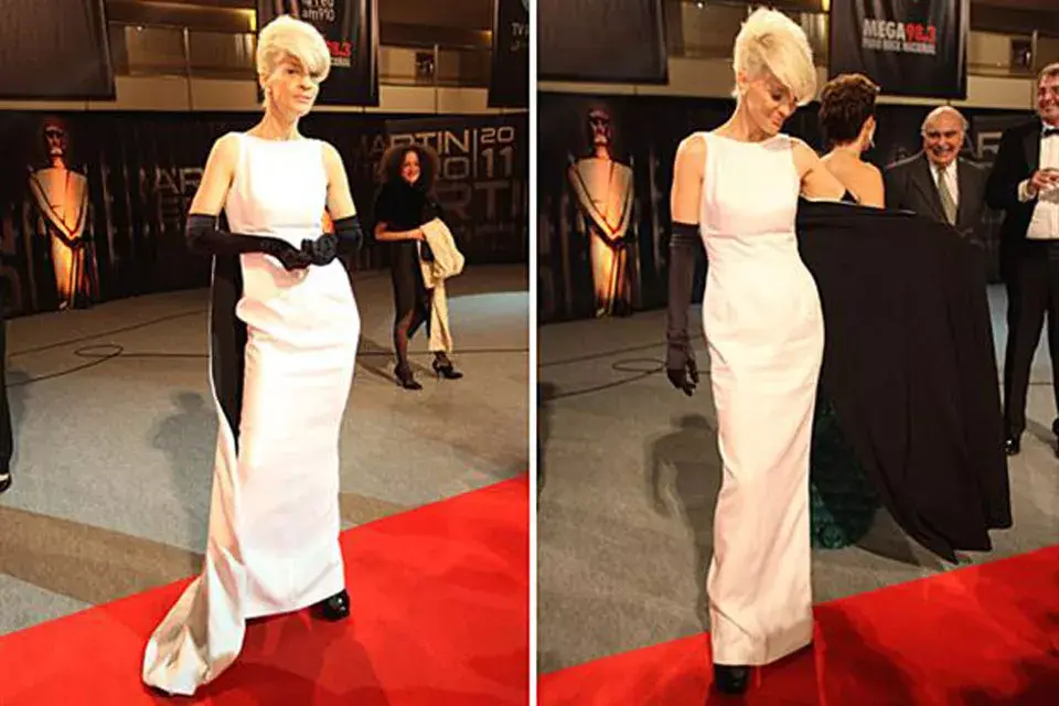 ¿Cómo olvidar aquel vestido de Leticia Brédice? Fue una de las que más se destacó en aquella noche con un diseño de Pablo Ramírez en color blanco de corte años 50, con capa bifaz y guantes en negro; el peinado acompañó todo el outfit